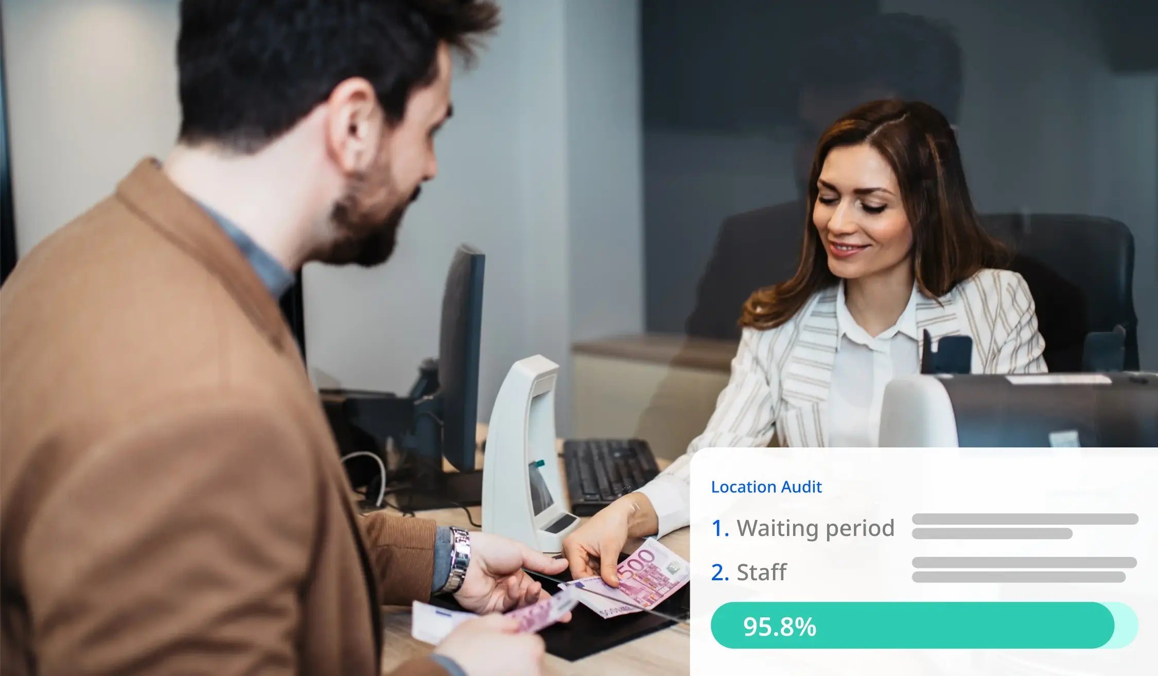 Client au guichet de transfert d’argent échangeant avec un employé ; résultats de l’audit ISC-CX montrant un temps d’attente réduit et une qualité de service notée à 95,8 %.